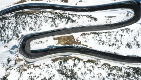 Excelente-Vista-De-Pájaro-De-Un-Automóvil-Que-Conduce-A-Lo-Largo-De-La-Curva-S-Desde-Davos-Invernal-Hasta-St-Moritz,-Suiza