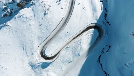Ausgezeichnete-Vogelperspektive-Eines-Autos,-Das-Entlang-Der-S-kurve-Vom-Winterlichen-Davos-Nach-St.-Moritz,-Schweiz,-Fährt