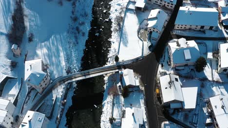 Excellent-Overhead-View-Of-Cars-Driving-Through-The-Wintry-Town-Of-Susch,-Switzerland