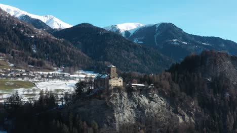 Ausgezeichnete-Luftaufnahme-Nähert-Sich-Einer-Burg-In-Den-Bergen-Der-Schweiz