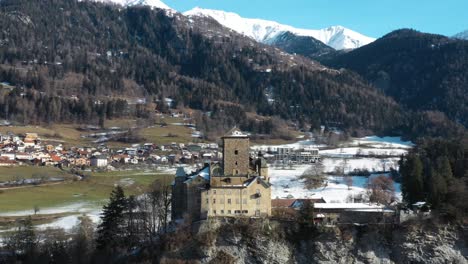 Ausgezeichnete-Luftaufnahme,-Die-Eine-Burg-In-Den-Bergen-Der-Schweiz-Umkreist