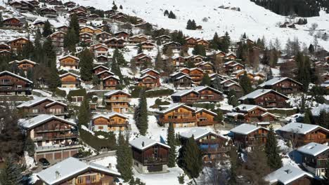 Hervorragende-Luftaufnahme-Eines-Wohngebietes-In-Der-Winterlichen-Bergstadt-Verbier,-Schweiz