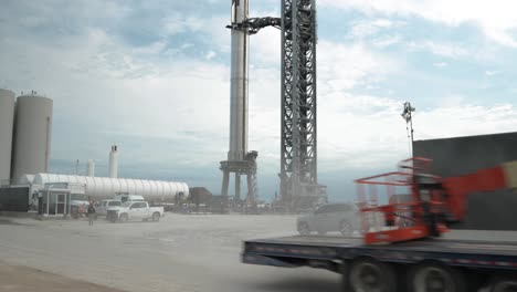 Die-Spacex-raumschiffrakete-Sitzt-Auf-Der-Startrampe-In-Boca-Chica,-Texas