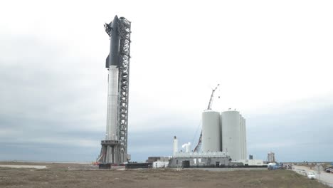 El-Cohete-Espacial-Spacex-Se-Encuentra-En-La-Plataforma-De-Lanzamiento-En-Boca-Chica,-Texas
