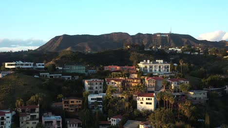 Ausgezeichnete-Luftaufnahme-Von-Wohnungen-In-Den-Hollyood-Hills,-Mit-Dem-Hollywood-Sign-Im-Hintergrund