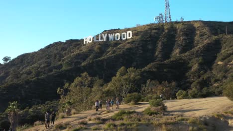 Ausgezeichnete-Luftaufnahme-Von-Touristen,-Die-In-Der-Nähe-Des-Hollywood-zeichens-Klettern