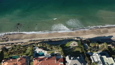 Ausgezeichnete-Luftaufnahme-Von-Wohnungen-Am-Strand-In-Malibu,-Kalifornien