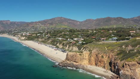 Ausgezeichnete-Luftaufnahme,-Die-Sich-Von-Der-Küste-Von-Malibu,-Kalifornien,-Zurückzieht