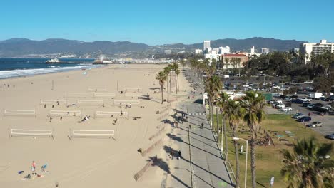 Ausgezeichnete-Luftaufnahme-Von-Menschen,-Die-Am-Strand-Von-Santa-Monica,-Kalifornien,-Volleyball-Spielen