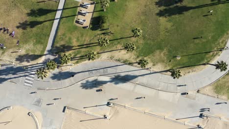 Ausgezeichnete-Vogelperspektive-Von-Radfahrern-Auf-Einem-Geschwungenen-Bürgersteig-In-Santa-Monica,-Kalifornien