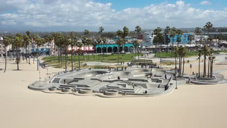 La-Gente-Disfruta-De-Un-Parque-De-Patinetas-En-Venice-Beach,-California