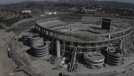 Toma-Aérea-De-Equipos-De-Construcción-Derribando-Estadio-Qualcomm-Destrucción-Demolición-San-Diego-Cargadores-Campo-De-Fútbol