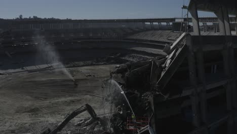 Toma-Aérea-De-Equipos-De-Construcción-Derribando-Estadio-Qualcomm-Destrucción-Demolición-San-Diego-Cargadores-Campo-De-Fútbol