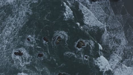 Ausgezeichnete-Luftaufnahme-Der-Meeresbrandung-Vor-Der-Küste-Von-Oregon