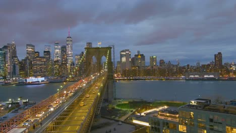 Magnificent-beautiful-dramatic-vista-aérea-of-the-Brooklyn-Bridge-at-night-in-New-York-City