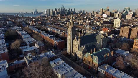 Ausgezeichnete-Antenne-Von-St-Agnes-Katholische-Kirche-Brooklyn-Mit-Manhattan-Skyline-Im-Hintergrund