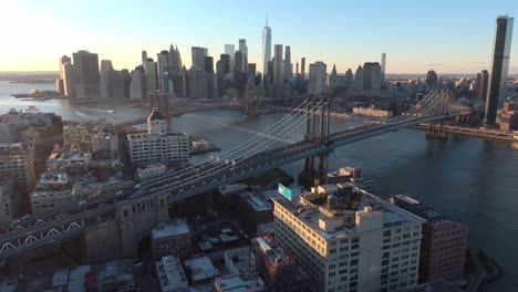 Sehr-Gute-Luftaufnahme-über-Lower-Manhattan,-New-York,-Brooklyn-Bridge,-Manhattan-Bridge-Und-East-River