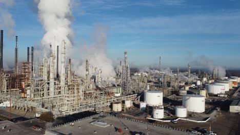 Increíble-Antena-Sobre-Una-Enorme-Refinería-De-Petróleo-A-Lo-Largo-Del-Río-Mississippi-En-Louisiana-Sugiere-Industria,-Industrial,-Contaminación