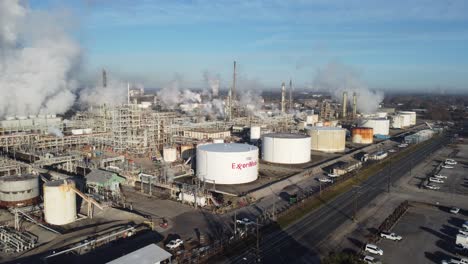 Antena-Sobre-Una-Enorme-Refinería-De-Petróleo-Exxon-Mobil-A-Lo-Largo-Del-Río-Mississippi-En-Louisiana-Sugiere-Industria,-Industrial,-Contaminación