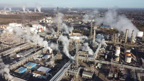 Good-Aerial-Over-A-Huge-Oil-Refinery-Along-The-Mississippi-River-In-Louisiana-Suggests-Industry,-Industrial,-Pollution