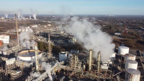 Eine-Gute-Luftaufnahme-über-Einer-Riesigen-Ölraffinerie-Entlang-Des-Mississippi-In-Louisiana-Deutet-Auf-Industrie,-Industrie,-Umweltverschmutzung-Hin