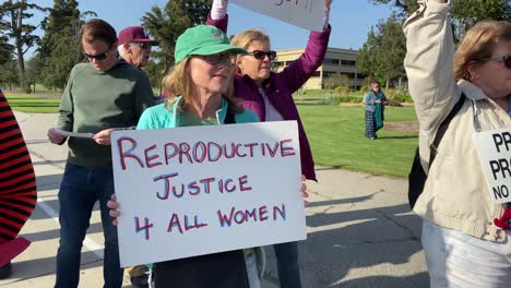 Protesters-Gather-In-Ventura-California-With-Signs-To-Protest-The-Overturning-Of-The-Roe-V-Wade-Abortion-Ruling