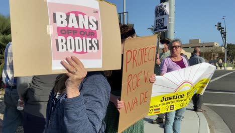 Demonstranten-Versammeln-Sich-In-Ventura,-Kalifornien,-Mit-Schildern,-Um-Gegen-Die-Aufhebung-Des-Roe-v-Wade-Abtreibungsurteils-Zu-Protestieren