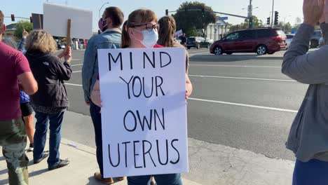 Los-Manifestantes-Se-Reúnen-En-Ventura,-California,-Con-Carteles-Para-Protestar-Por-La-Anulación-De-La-Sentencia-Sobre-El-Aborto-Roe-V-Wade