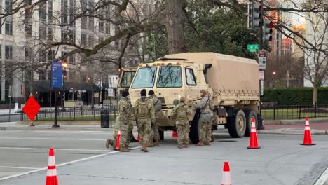 Truppen-Der-Nationalgarde-Patrouillieren-Nach-Dem-Trump-Aufstand-Und-Den-Unruhen-Im-Kapitol-Washington-DC,-Militärlastwagen-Blockieren-Die-Straßen