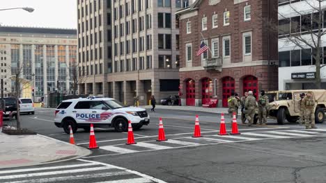 Truppen-Der-Nationalgarde-Und-Polizei-Patrouillieren-Nach-Dem-Trump-Aufstand-Und-Den-Unruhen-Im-Kapitol-Washington-DC,-Militärlastwagen-Blockieren-Die-Straßen