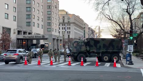 Truppen-Der-Nationalgarde-Patrouillieren-Nach-Dem-Trump-Aufstand-Und-Den-Unruhen-Im-Kapitol-Washington-DC,-Militärlastwagen-Blockieren-Die-Straßen