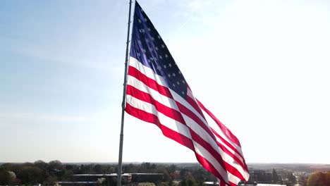 Ausgezeichnete-Drohnenaufnahmen-Einer-Amerikanischen-Flagge,-Die-Im-Wind-Weht