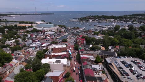 Excellent-Aerial-View-Moving-Towards-The-Waterfront-Of-Annapolis,-Maryland