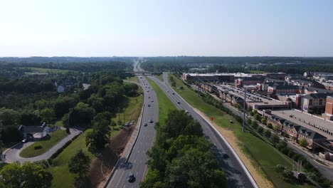 Ausgezeichnete-Luftaufnahme-Von-Autos,-Die-Die-Route-7-In-Leesburg,-Virginia,-Hinunterfahren