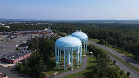Ausgezeichnete-Luftaufnahme-Von-Wassertürmen-In-Der-Nähe-Von-Vororten-In-Leesburg,-Virginia