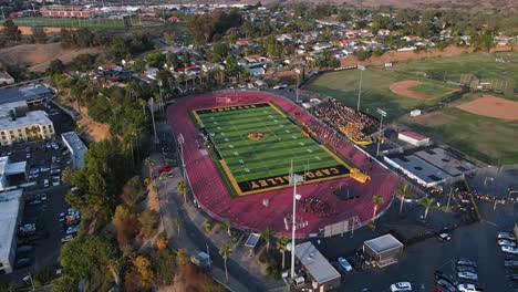 Ausgezeichnete-Luftaufnahme-Der-Fußballmannschaft-Der-Capo-Valley-High-School,-Die-Das-Feld-Betritt