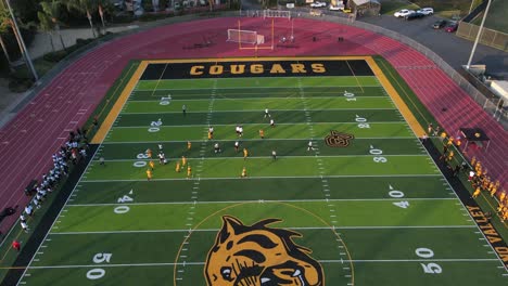 Ausgezeichnete-Luftaufnahme-Eines-Fußballspiels-An-Der-Capo-Valley-High-School