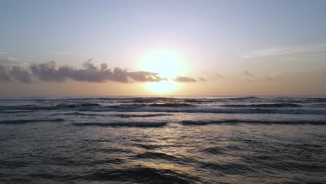 Ausgezeichnete-Luftaufnahme,-Die-Bei-Sonnenaufgang-Am-New-Smyrna-Beach,-Florida,-über-Die-Wellen-Gleitet