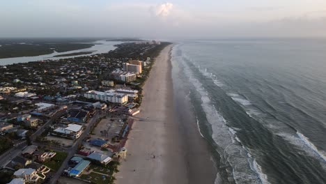 Ausgezeichnete-Luftaufnahme-Von-Wellen,-Die-Das-Ufer-Am-New-Smyrna-Beach,-Florida,-Umspülen