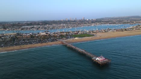 Ausgezeichnete-Luftaufnahme-Des-Piers-Und-Des-Strandes-In-Newport-Beach,-Kalifornien