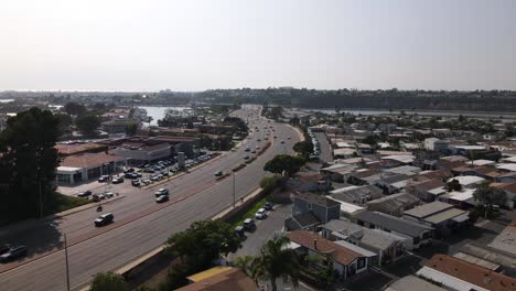 Ausgezeichnete-Luftaufnahme-Von-Autos,-Die-Den-Highway-One-Von-Newport-Beach,-Kalifornien,-Hinunterfahren
