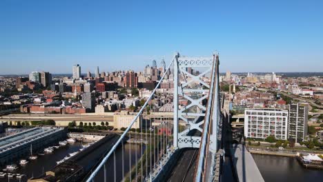 Ausgezeichnete-Luftaufnahme-Der-Benjamin-Franklin-Bridge-In-Philadelphia,-Pennsylvania