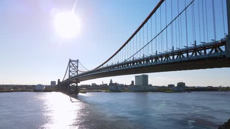 Ausgezeichnete-Luftaufnahme,-Die-Sich-Entlang-Der-Benjamin-Franklin-Bridge-In-Philadelphia,-Pennsylvania-Bewegt