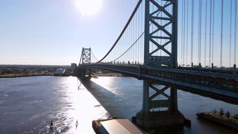 Excellent-Aerial-View-Moving-Up-The-Benjamin-Franklin-Bridge-In-Philadelphia,-Pennsylvania