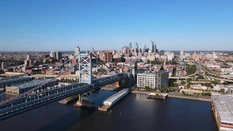 Ausgezeichnete-Luftaufnahme-Nähert-Sich-Der-Benjamin-Franklin-Bridge-In-Philadelphia,-Pennsylvania