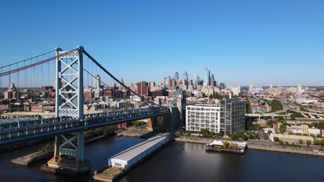 Excellent-Aerial-View-Approaching-Philadelphia,-Pennsylvania-From-The-Benjamin-Franklin-Bridge