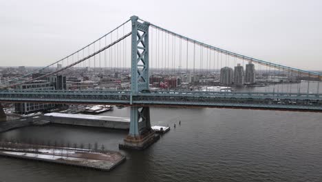 Excellent-Aerial-View-Of-The-Benjamin-Franklin-Bridge-On-An-Overcast-Day-In-Philadelphia,-Pennsylvania