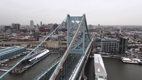 Excellent-Aerial-View-Of-The-City-And-The-Benjamin-Franklin-Bridge-On-An-Overcast-Day-In-Philadelphia,-Pennsylvania