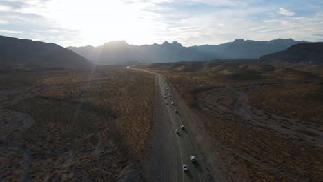 Ausgezeichnete-Luftaufnahme-Von-Autos,-Die-Eine-Autobahn-In-Der-Red-Rocks-Region-Von-Nevada-Hinunterfahren