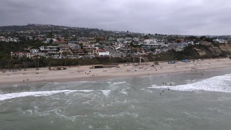 Excellent-Aerial-View-Of-Waves-Lapping-The-Shores-Of-San-Clemente,-California-On-An-Overcast-Day
